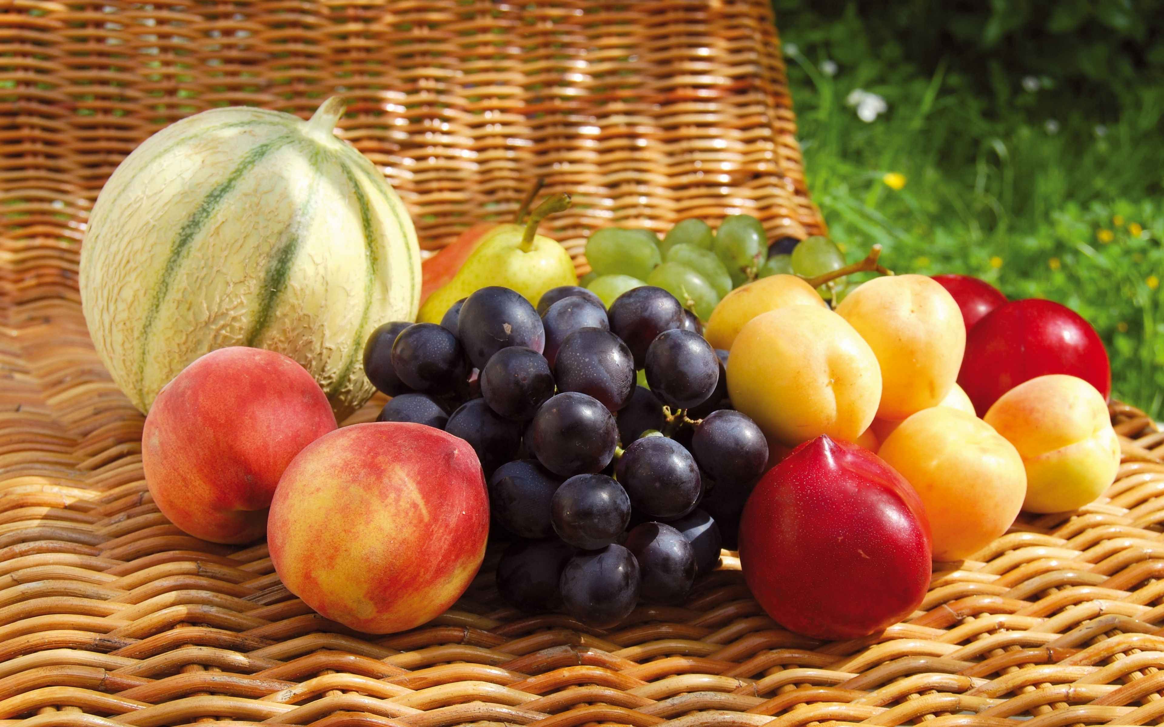 The fruits is tasty. Фрукты. Фрукты картинки. Овощи и ягоды. Фрукты виноград.