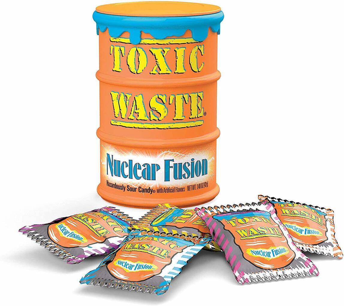 Сколько стоит токсик. Леденцы Toxic waste nuclear Fusion 42гр. Кислые конфеты Toxic waste. Самые кислые конфеты в мире Toxic waste. Токсичные конфеты Toxic waste.