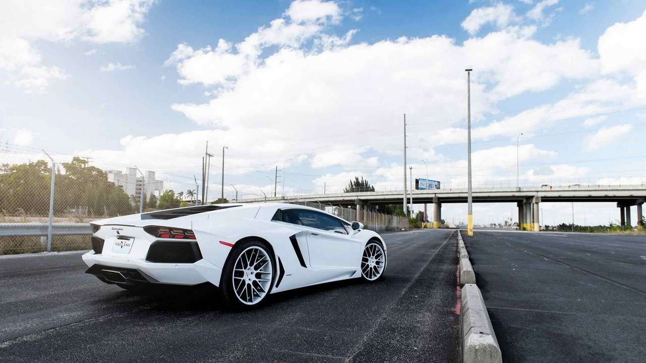 Белая Lamborghini Aventador 700 LP