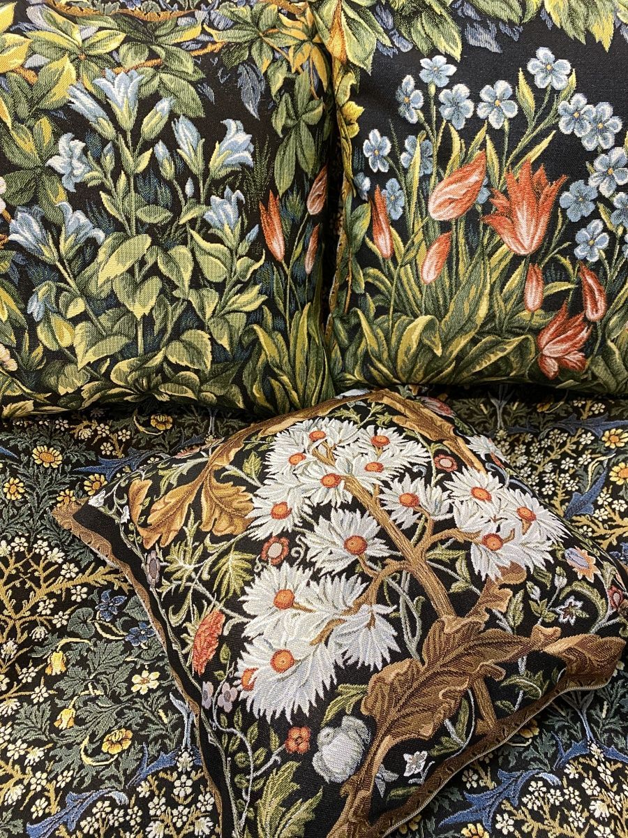 Гобелен квадратный. Жаккардовая новогодняя скатерть. Гобеленовая вышивка. Дом гобеленов москва. Гобелен великолепный.