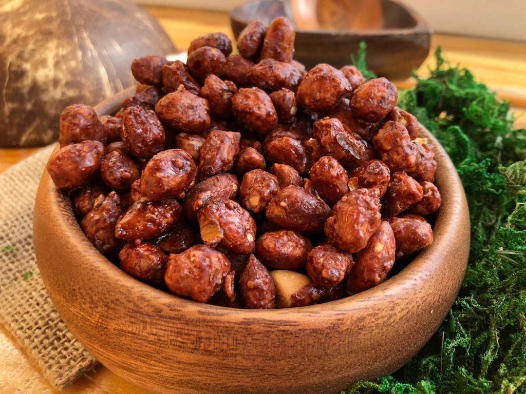 леденцы из жженого сахара от кашля. карамель жженый сахар. соленая карамель. растопленный сахар в ложке. арахис в карамели.