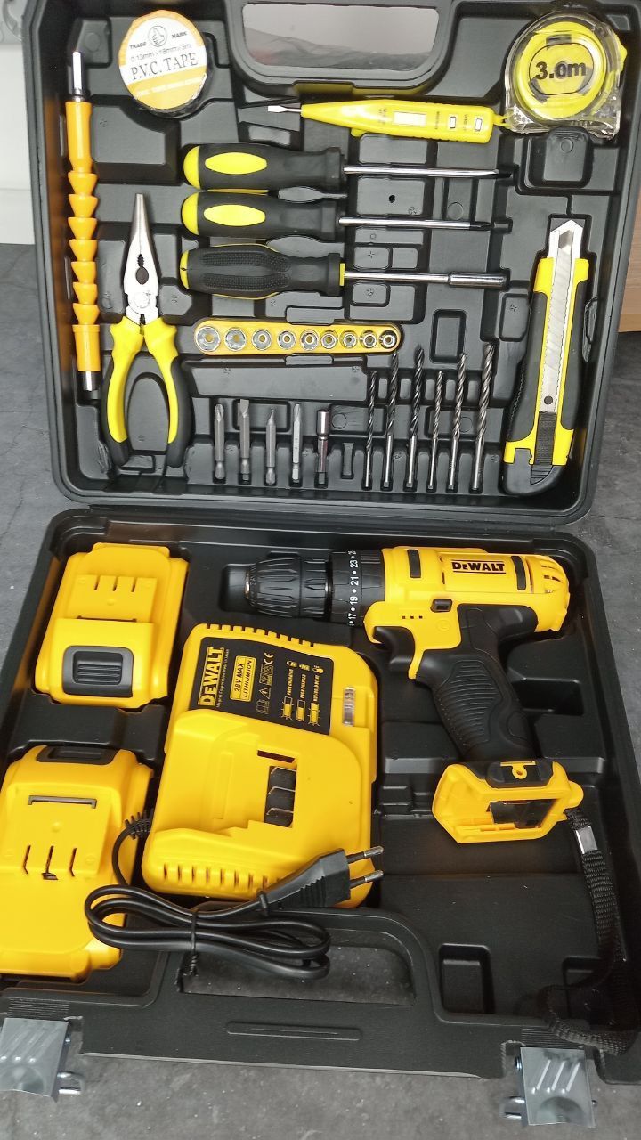 Шуруповерт аккумуляторный / Шуруповёрт DeWalt 26 v 6.0Ah ударный с набором инструментов