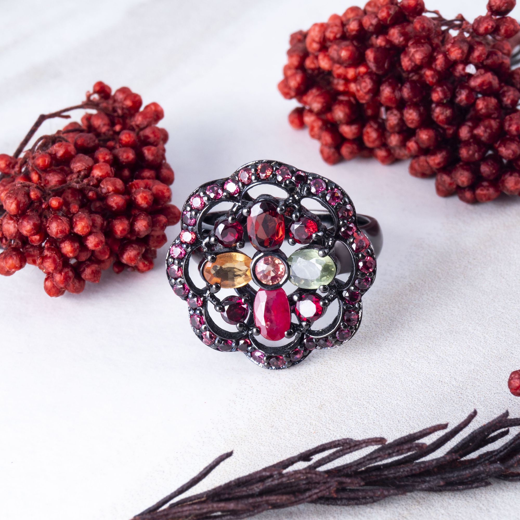 Сладкий гранат дерева. Зерна граната фон. Рубиновый алмаз. Натюрморт гранат. Натюрморт гранат.