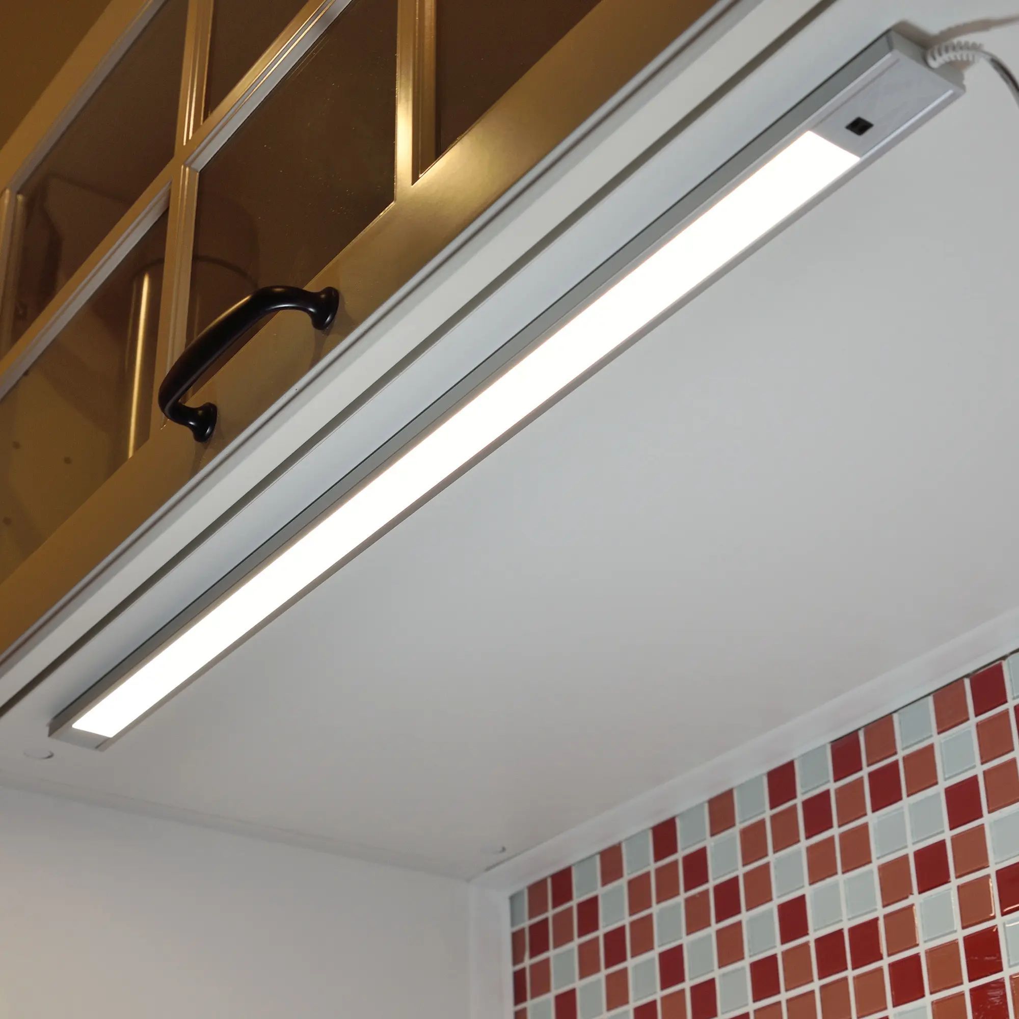 светодиодный светильник в кухонный шкаф