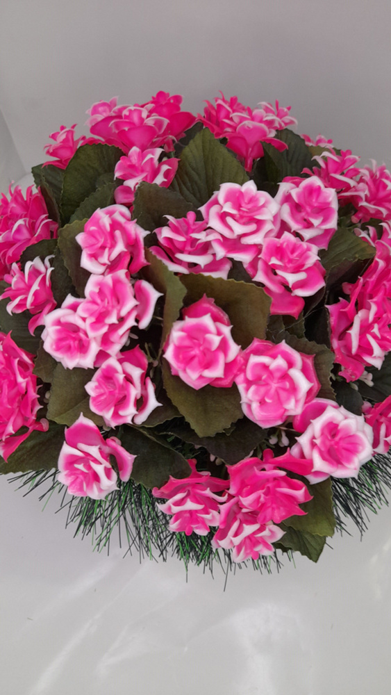 Ритуальная композиция Полянка корзина траурная из искусственных цветов пластиковые кустовые розы  #1