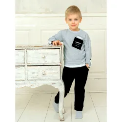 Трикотажный комплект для мальчика состоит из джемпера и брюк. Рукава с хлястиками, двойной разрезанный карман делают  ...