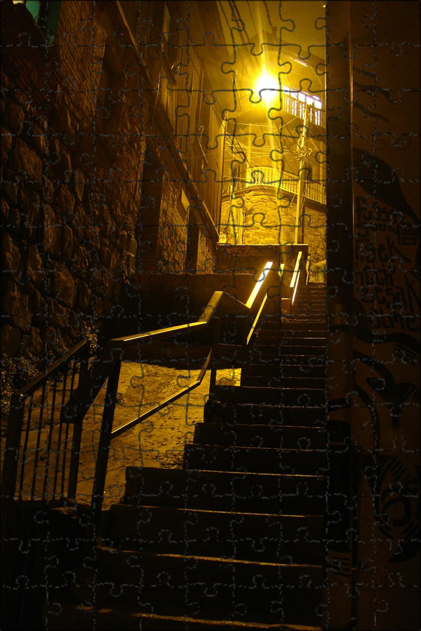 Небольшая городская лестница. Сон лестницы в здании. Лестница в темноту. Ночная лестница. Лестница в темноте