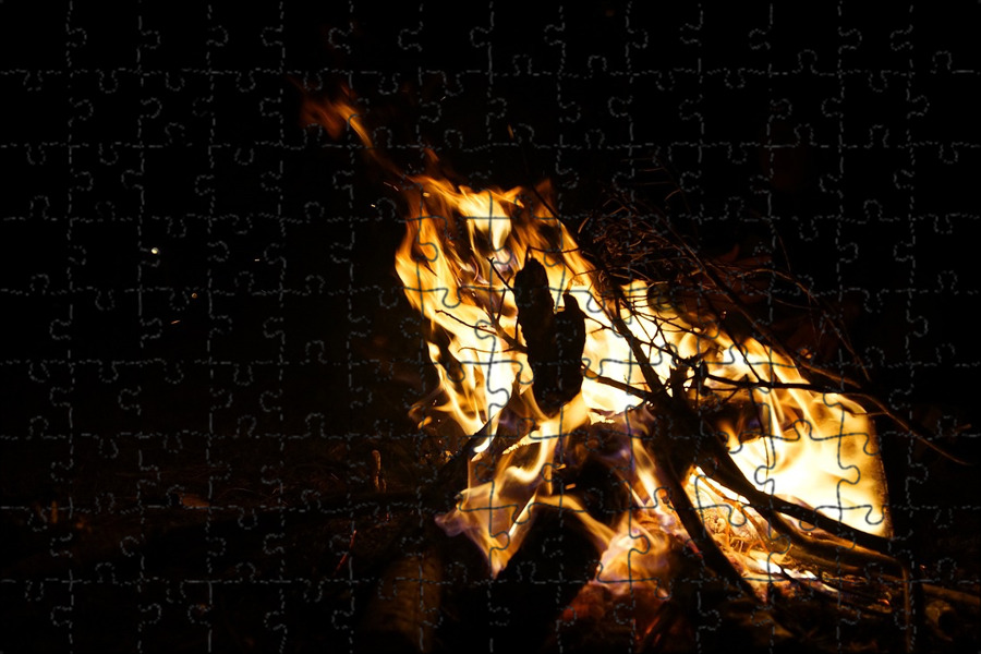 Дерево в огне. Факел в темноте. Фигура пламя. Костёр. Огонь в темноте.