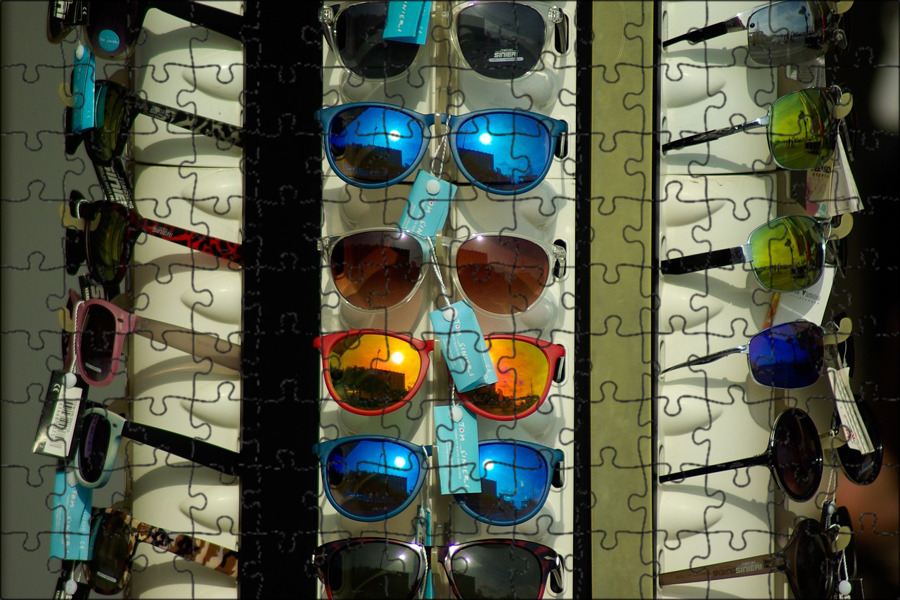 Глазки приборов. Очки цветные стекла. Солнцезащитные очки в помещении. Очки с цветными стеклами мужские. Солнечные очки в ряд.