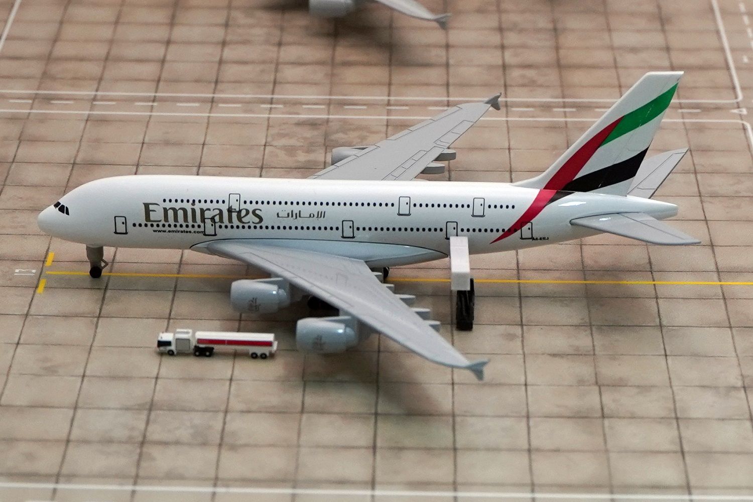 Игрушка самолёта Airbus A380 Emirates. На шасси.