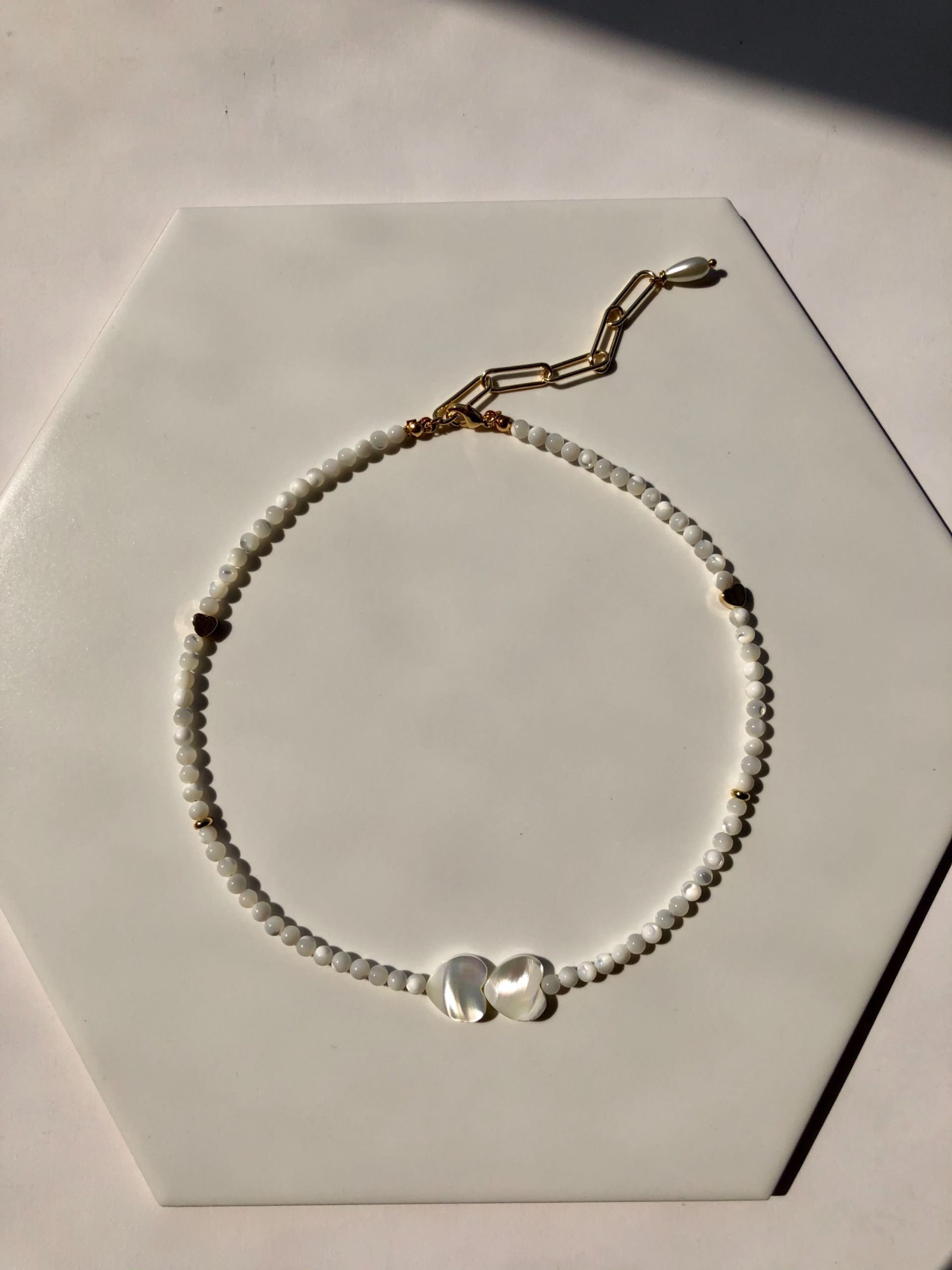 чокер с перламутром. чокер из желтого перламутра. чокер из перламутра.