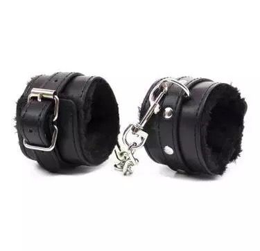 Черные кожаные наручники для БДСМ купить в интернет магазине ExtazShop, продажа наручников