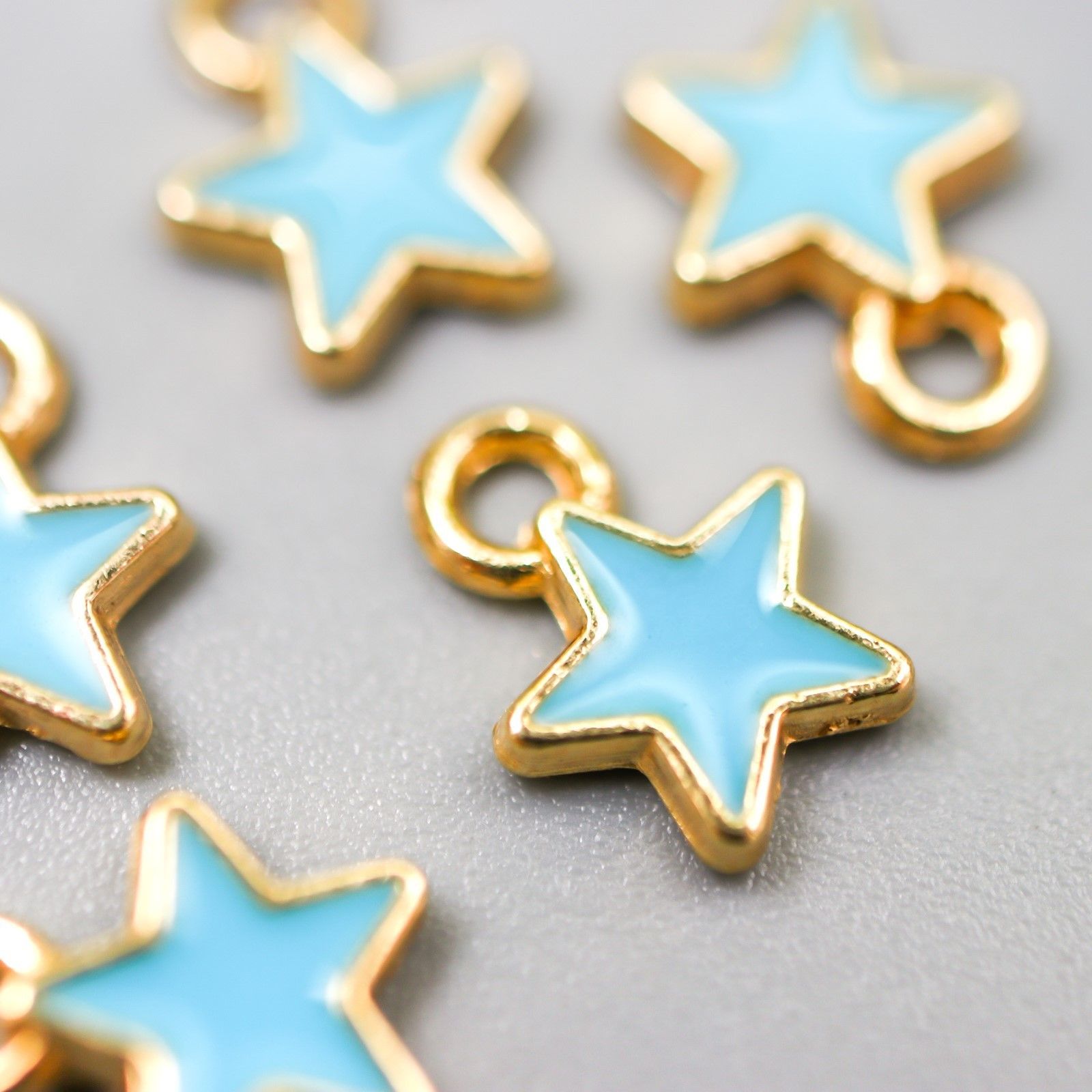 цвет звездочки. изображение звезды. цвет звездочки. маленькие звездочки. разноцветные звезды.