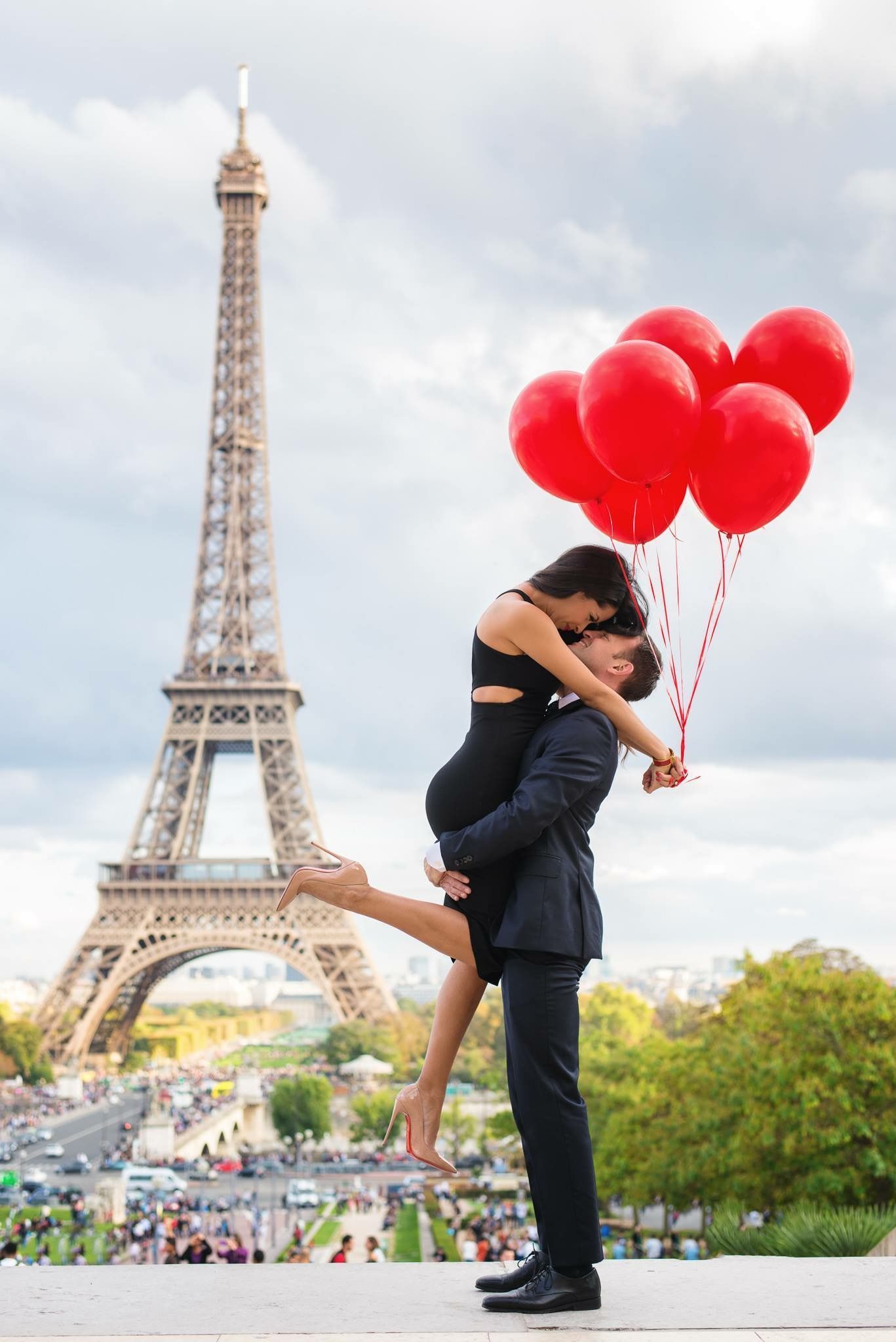 Башня с шарами. Романтичный Париж. Влюбленные в Париже. Влюбленная пара в Париже. Предложение руки и сердца в Париже.