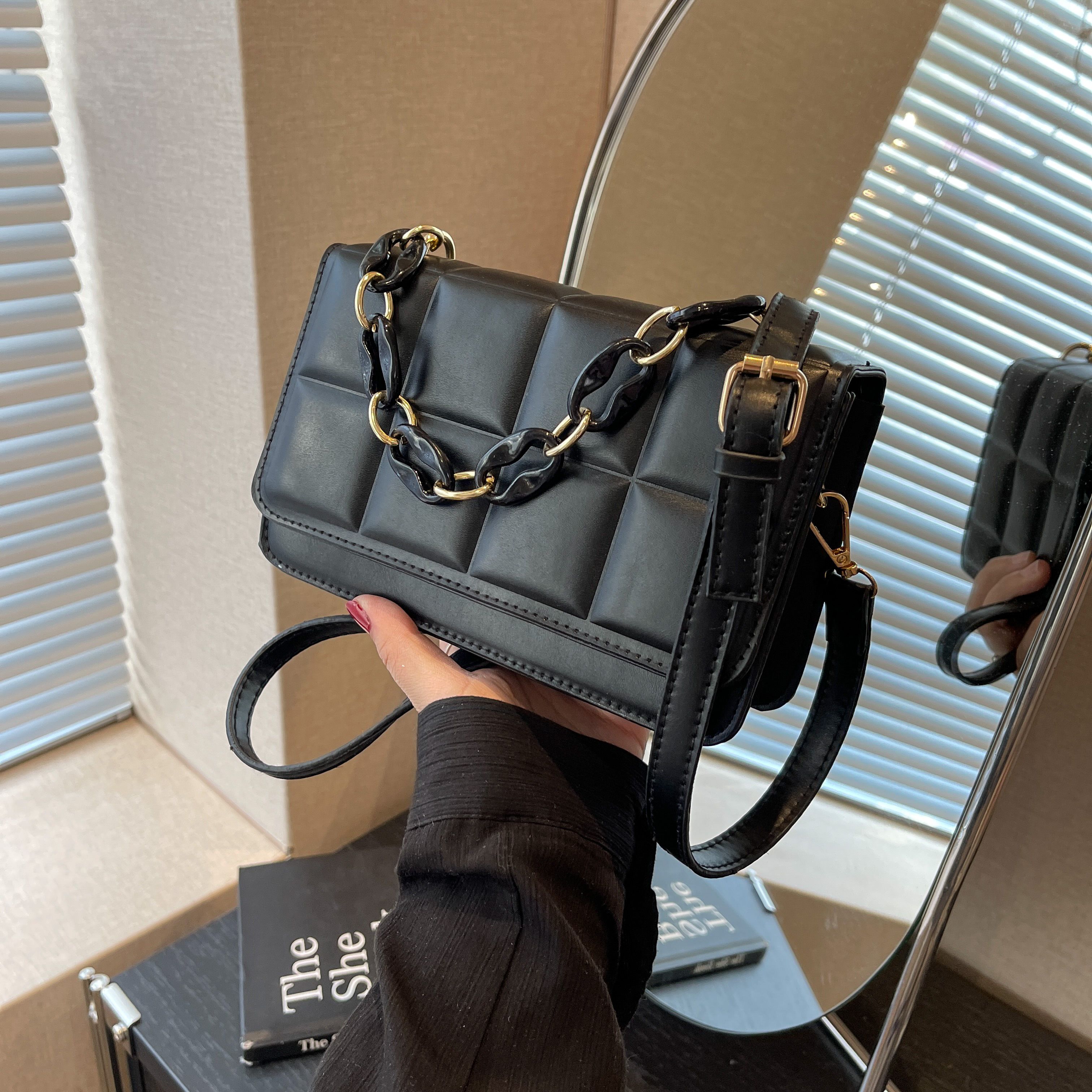 Смотреть крутые сумки круче всех только женские крутые. Van ss. 12 storeez бежевые ботинки. Van ss. Заколка вишня.