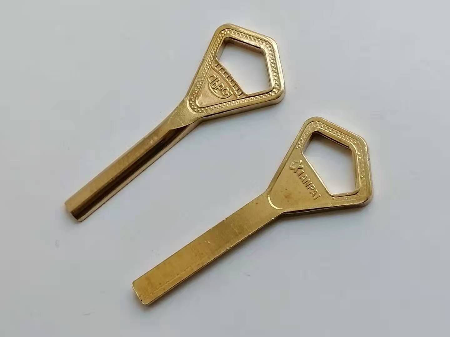 Ключ из желтого металла