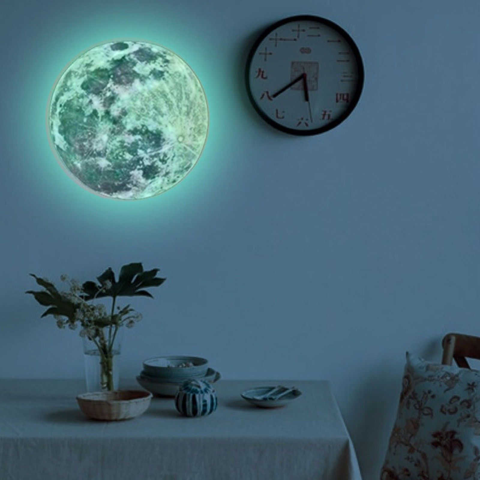 Луна светит в комнату. Светящиеся наклейки на стену. Наклейка на стену светящаяся. Светящийся декор для комнаты. Светящаяся стена в интерьере.