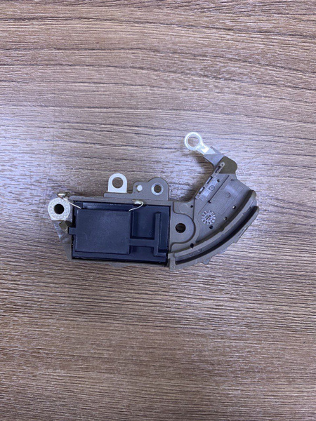 Реле-регулятор генератора (щетки отдельно) (генератор с металлической ...