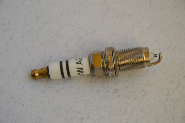 Комплект свечей зажигания VAG (VW/Audi/Skoda/Seat) NGK-101905601F-1p ...