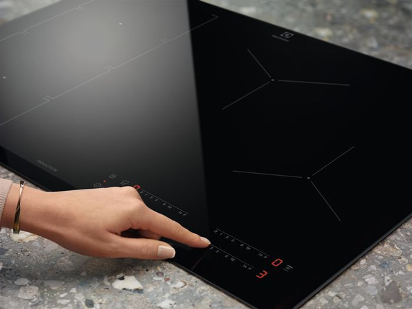 Индукционная варочная поверхность Electrolux EIS824 черный купить по ...