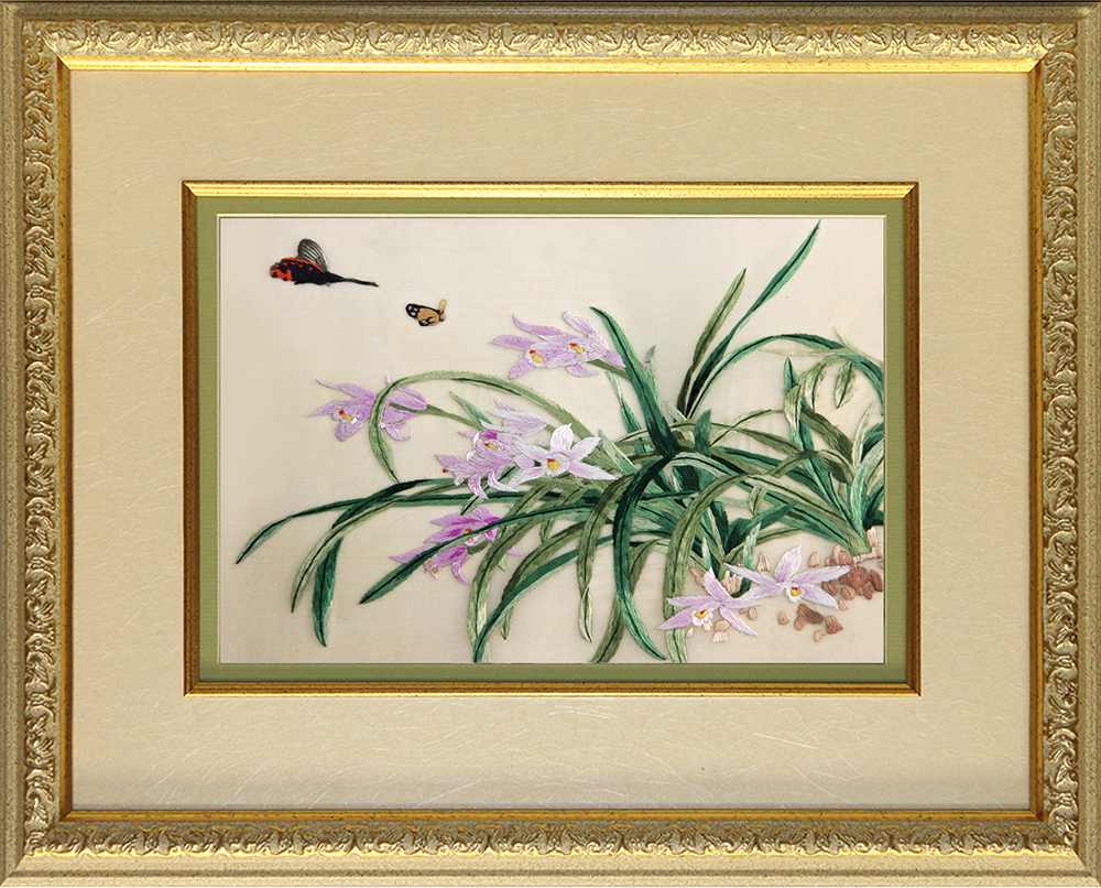 фото Картина вышитая шелком Двусторонняя вышивка Лилейник с бабочками ручной работы