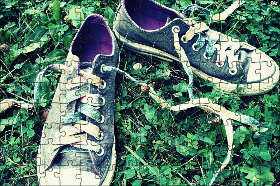 Развязываются шнурки на кроссовках. Обувь на траве. Кроссовки на шнурках для фотосессии. Шнурки для обуви - пара. Пазлы кроссовки.