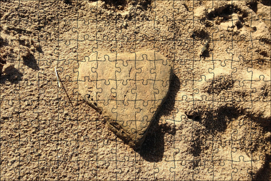 Стоун песок. Камни на песке. Сердечки камни на песке. Каменное сердце на песке. Камень сердце земли.