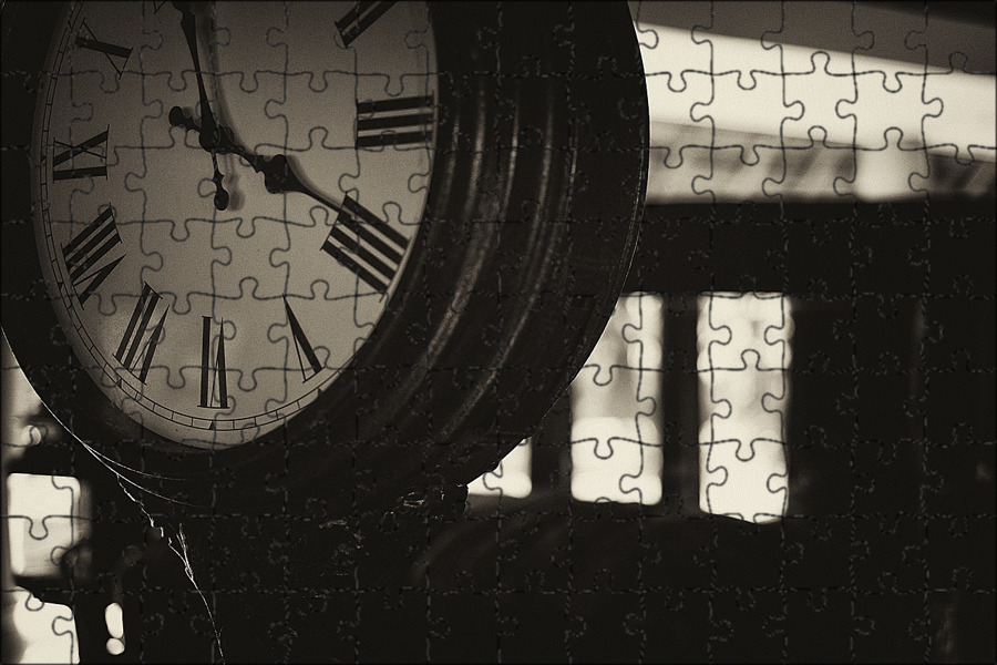 Часы ночь. Старинные часы четыре часа. Старинные часы. Часы черно белый рисунок. Циферблат старинных часов.