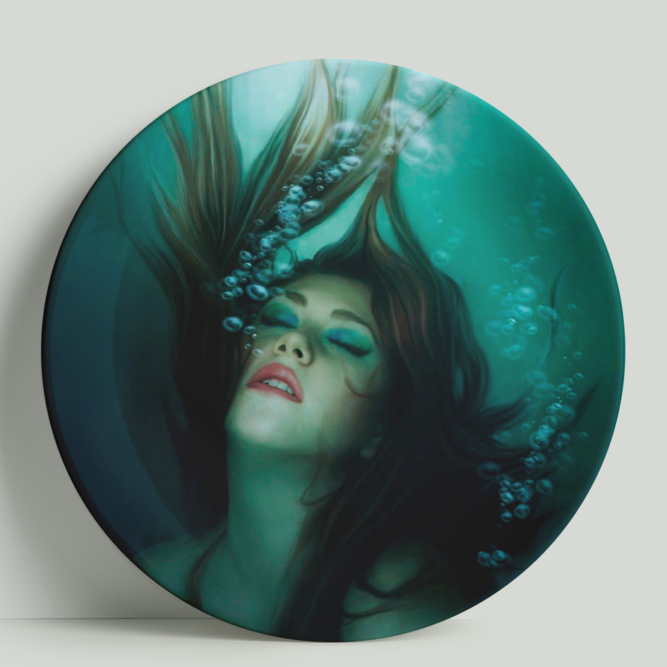 Девушка с тарелкой. Девушка с тарелкой. Девушка тарелка. Девушка тарелка. Держит тарелку.