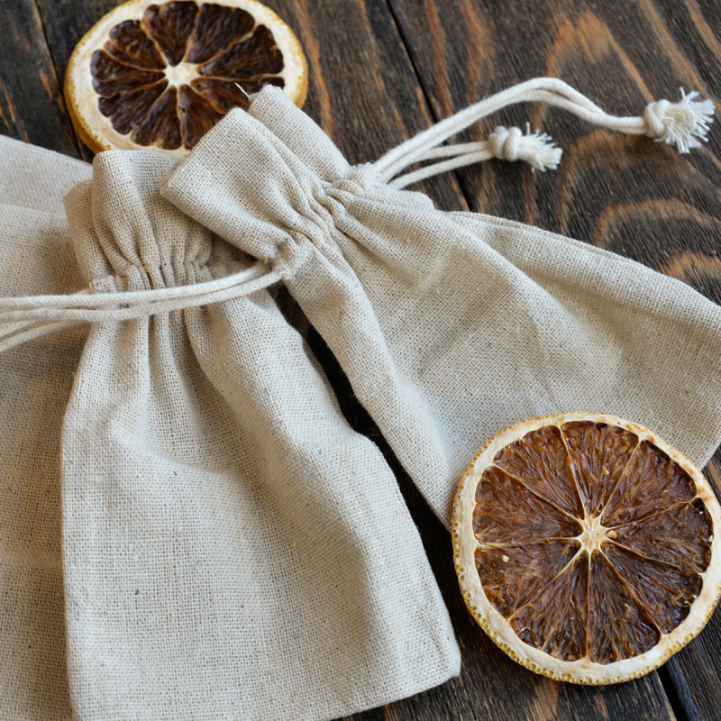 мешочек из цветной бумаги. подарочные мешочки из мешковины. в 5 мешочках. мешок из мешковины. мешочек для подарков.