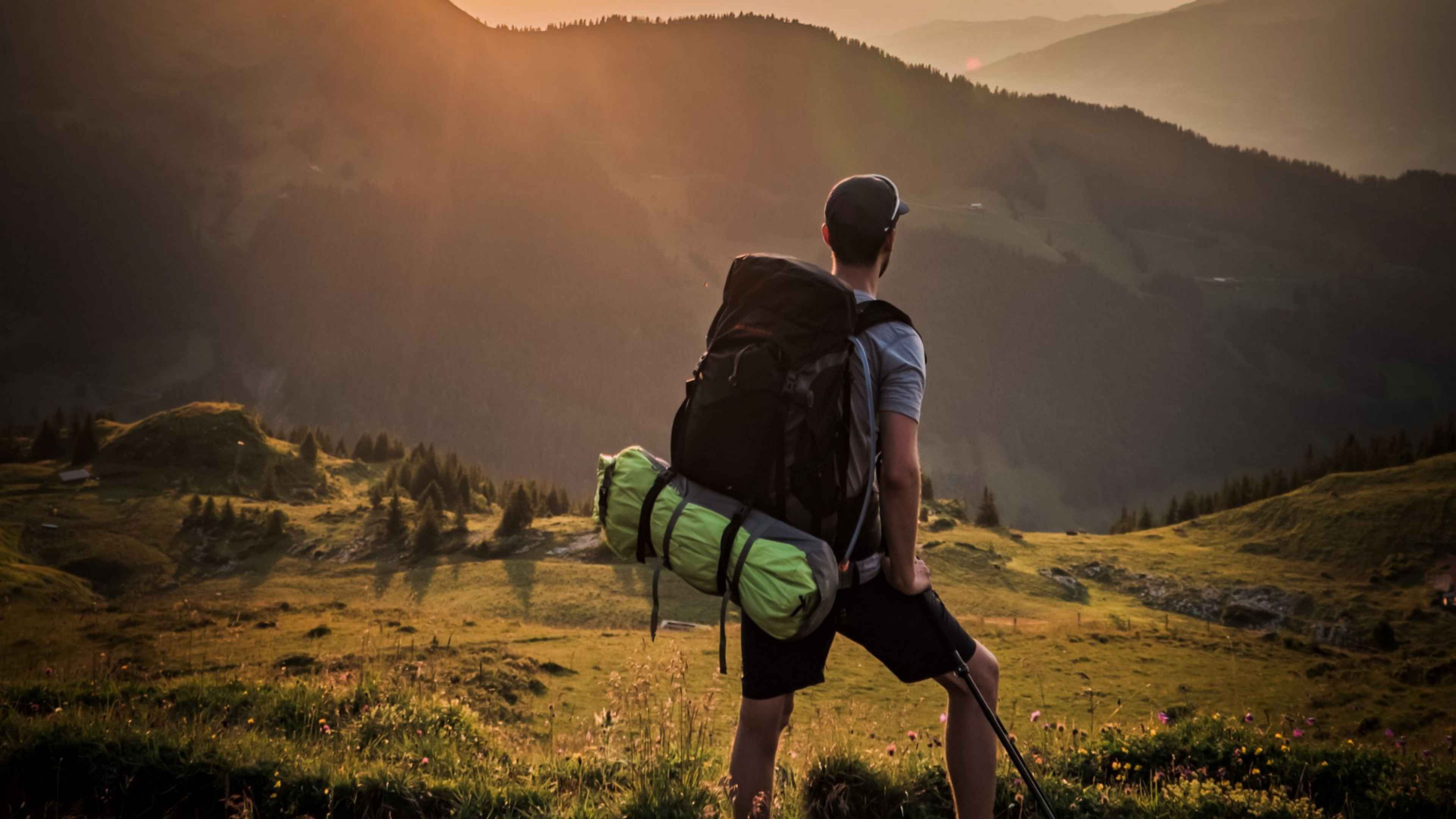 Traveler. Туристы в горах. Одинокий путешественник. Путешественник по горам. Пейзаж с путешественниками.