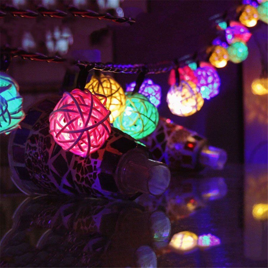 Для праздничной иллюминации использовались как электрические гирлянды так и фонари