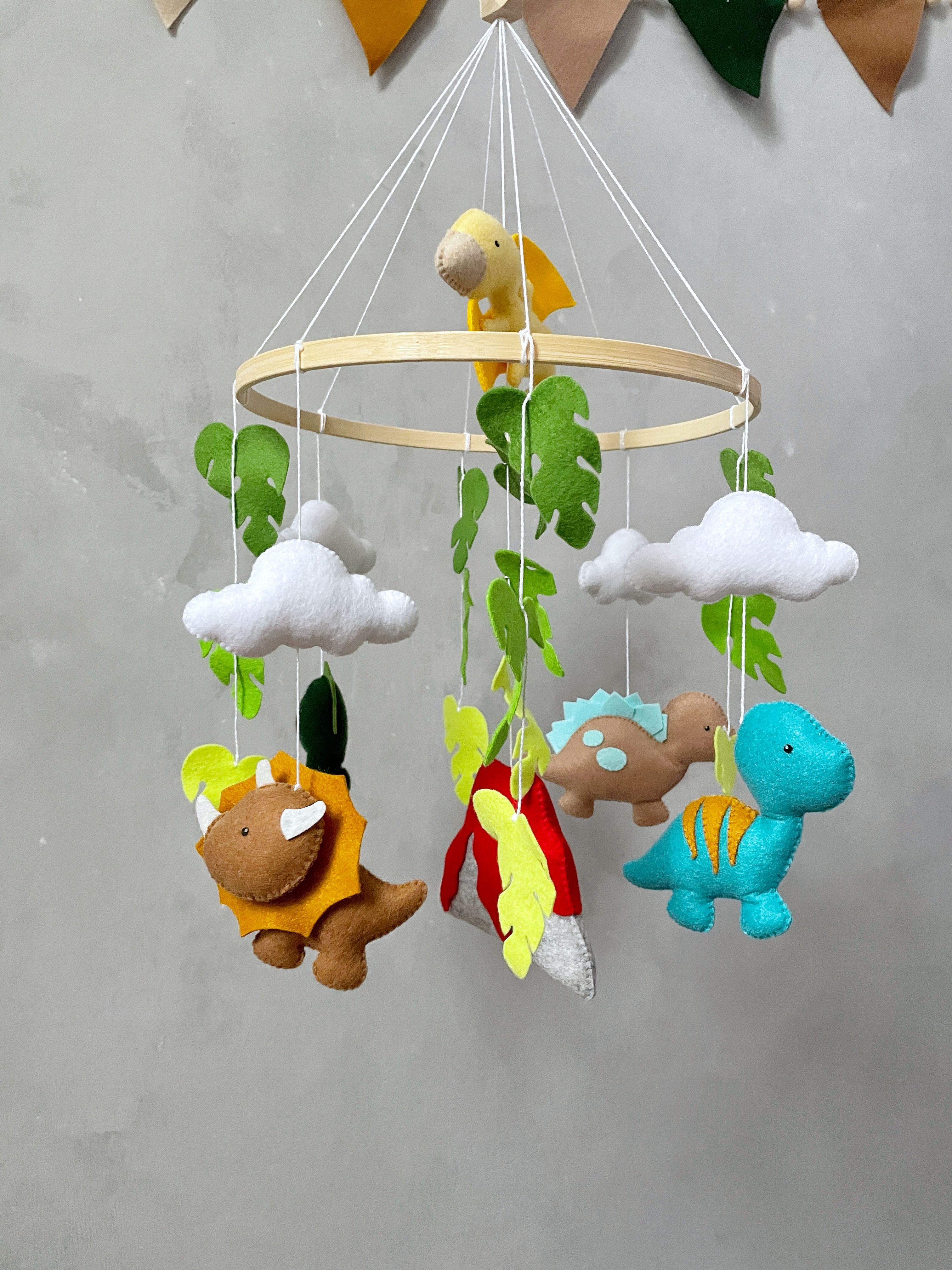 Мобиль небесный. День мобили. Мобиль в кроватку львенок. Мобиль космос в детском саду. Карусель на кроватку слоник.