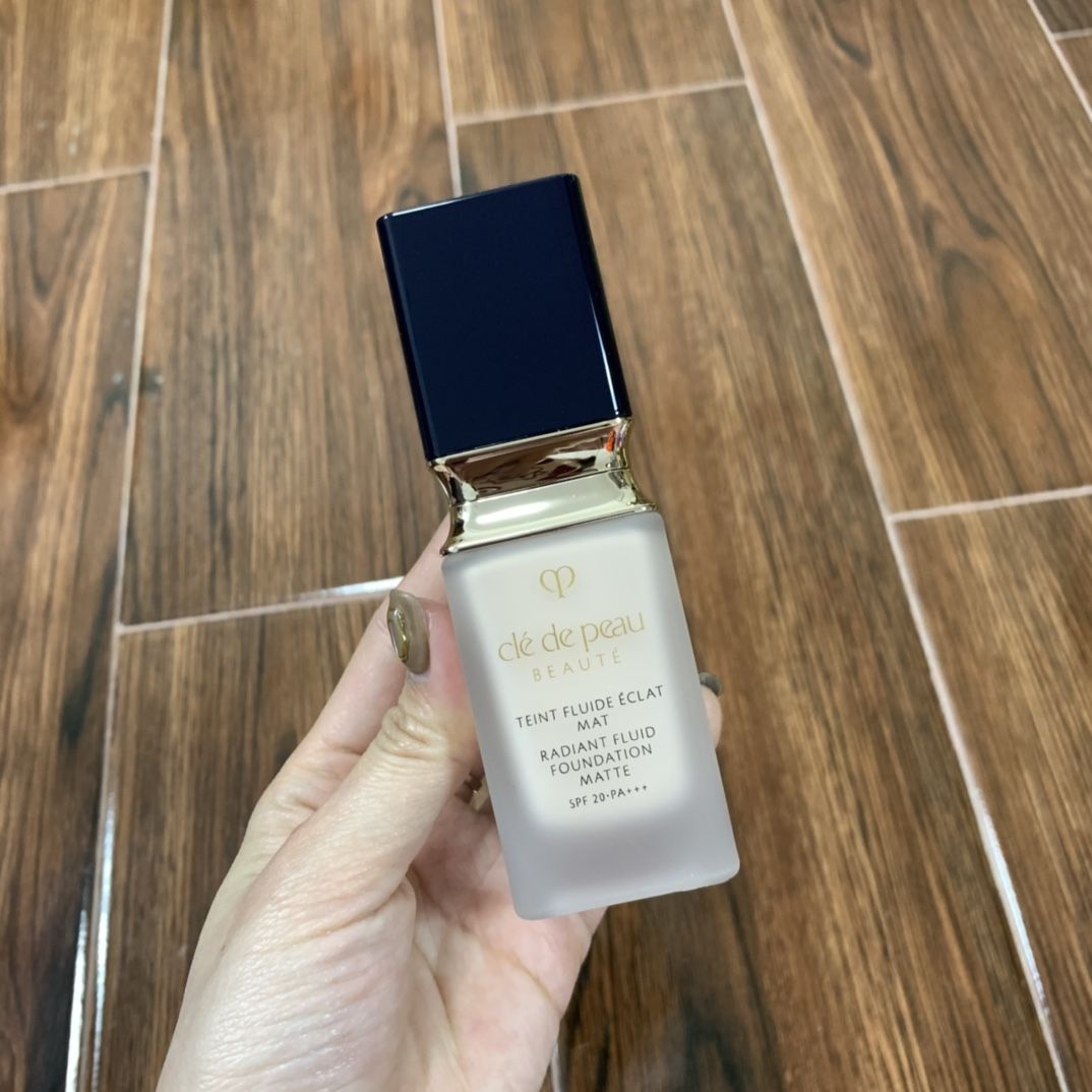 Жидкий тональный. Cle de peau тональный флюид. Clé de peau beauté тональный флюид с эффектом матового покрытия. Cle de peau Beauty, тональный крем с эффектом сияния. Clé de peau beauté Radiant Cream Foundation оттенки