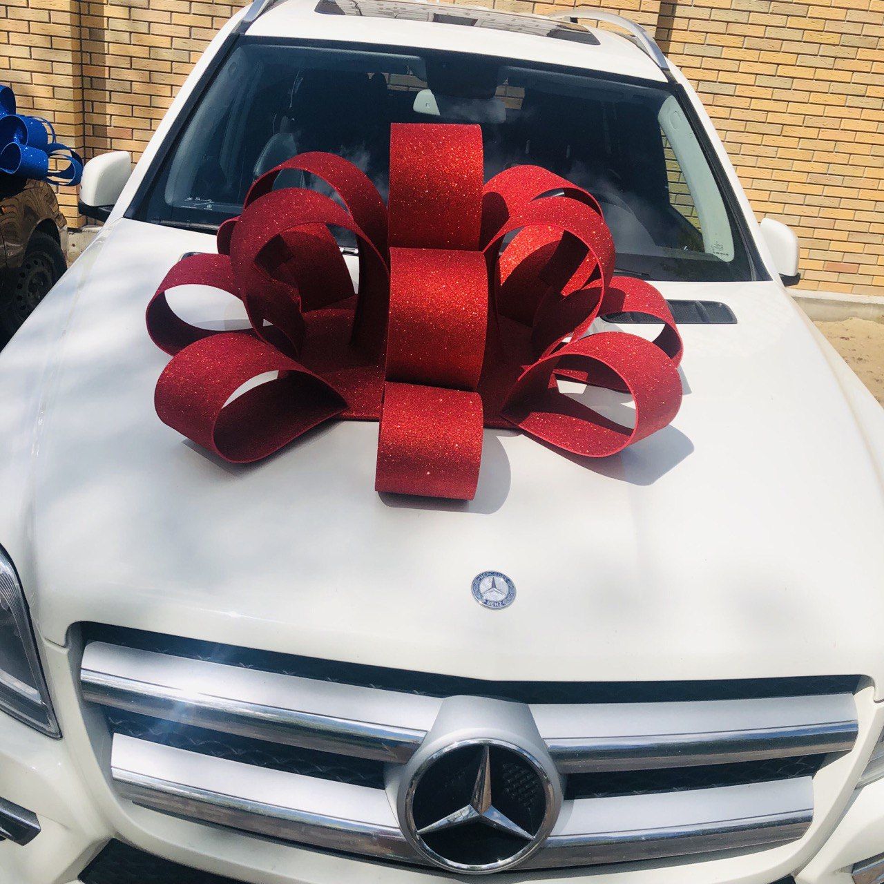 Фото подарка машины. Фото подарка машины. Подарочный бант на машину. Машина в подарок с бантом. Мазда в подарок с бантом.