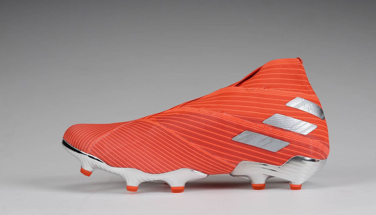 Бутсы красно белые. Adidas Predator 19+ FG. Adidas Predator 19+ футболисты.