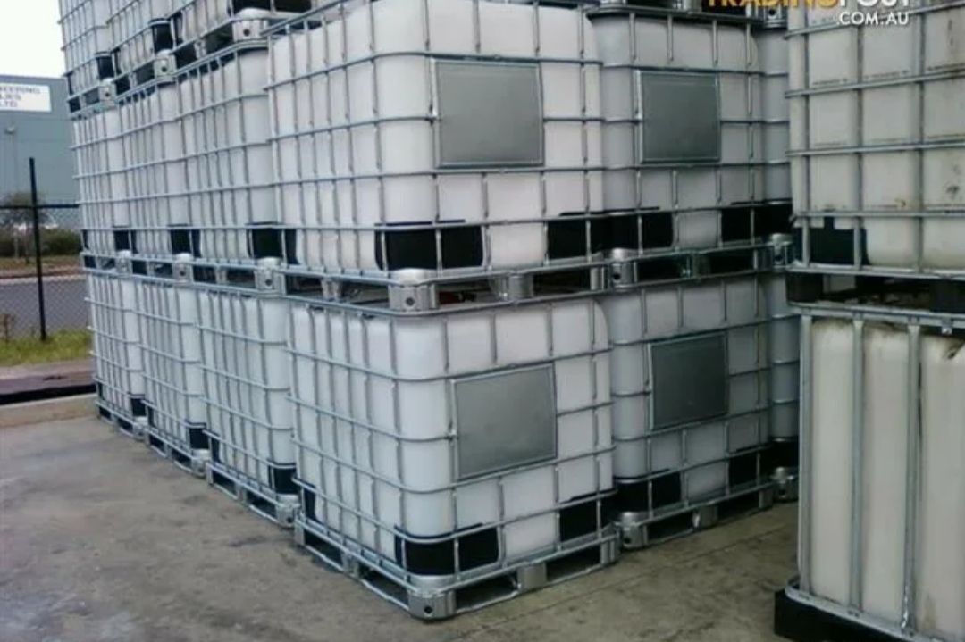 Пластиковые кубы б у. Еврокуб IBC 1000 Л. Еврокуб v-1000 л на металлическом поддоне. Еврокуб Schutz 1000. Еврокуб IBC контейнер на 1000 л.
