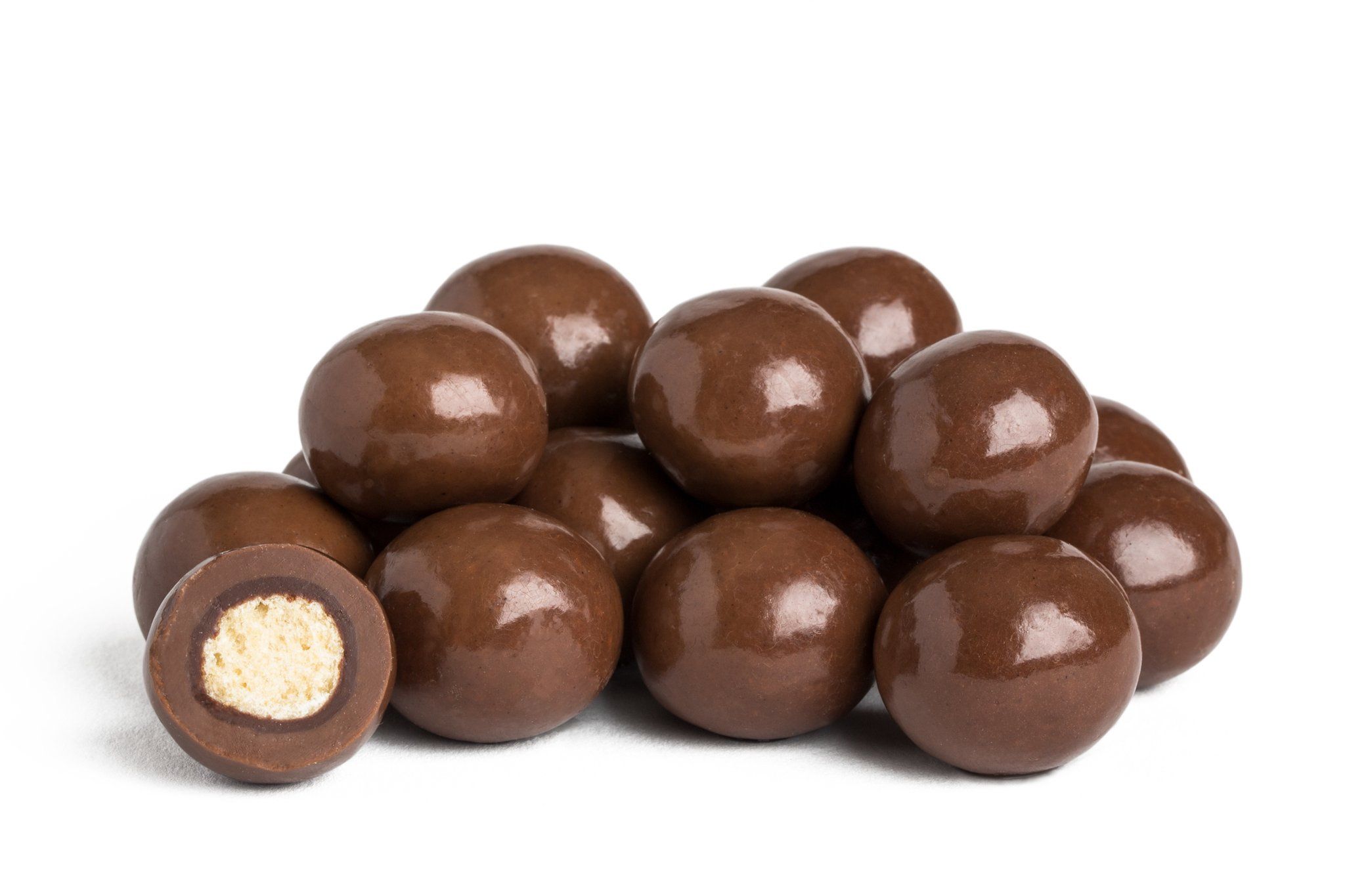 Шоколад бол. Шоколадное драже "фундук в шоколаде". Фундук в шоколаде конфеты. Круглые шоколадные конфеты. Драже конфеты.