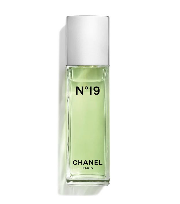 Шанель 19 парфюм. Chanel 19 EDP. Шанель 19 туалетная вода. Chanel Cristalle туалетная вода 2023. Шанель 19 описание аромата отзывы пудра.