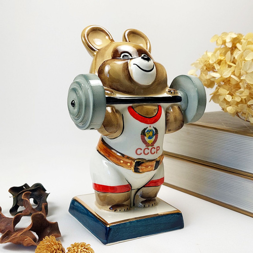 коллекционные фигурки олимпийских талисманов на полке