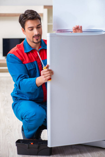 Установка холодильника с демонтажом старой техники и перенавеской ...