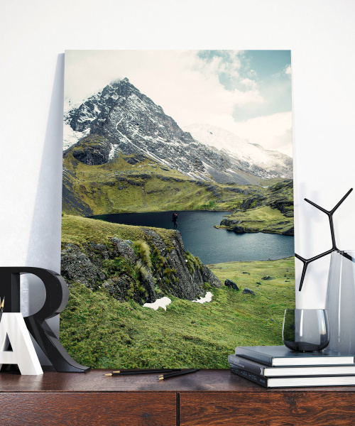 красивая картина с горами в раме на стене комнаты