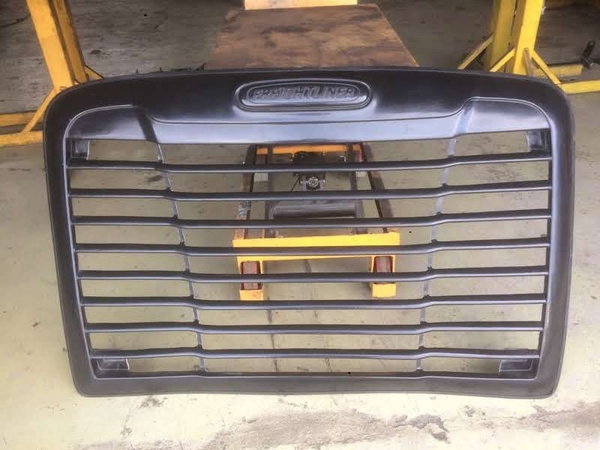 Решетка радиатора Фредлайнер Центури 120 (Freightliner Century C120 ...