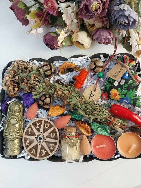 набор защитных талисманов на столе