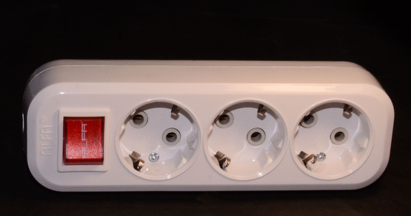 Колодка 3 гнезда с заземлением и включателем 16А ALFA ( белая ...