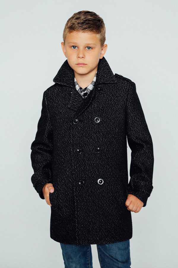 Мальчик в сером пальто