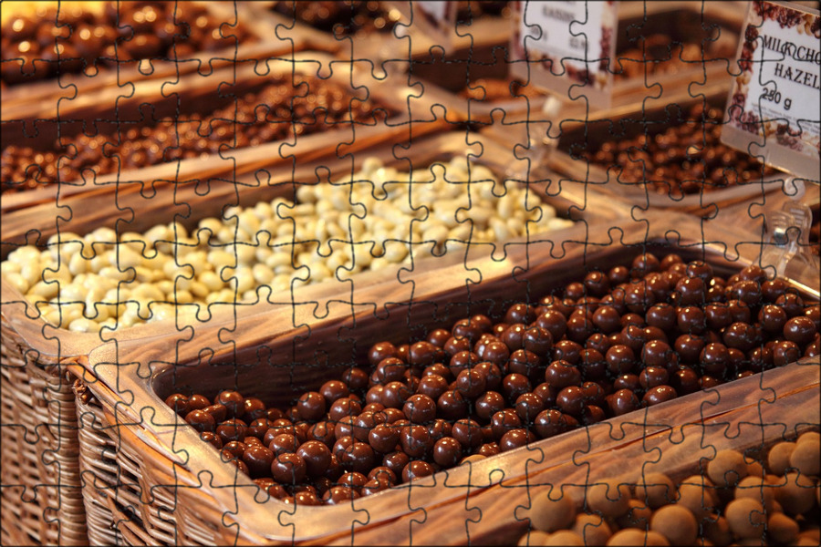 Купить на развес оптом. Шоколад с орехами. Сухофрукты в шоколаде. Орехи на рынке. Шоколад с фундуком.