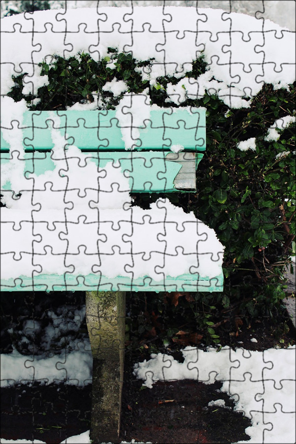 ледяная скамейка. скамейка в зимнем парке. скамейки из льда. лавочка в снегу. скамейки из льда.