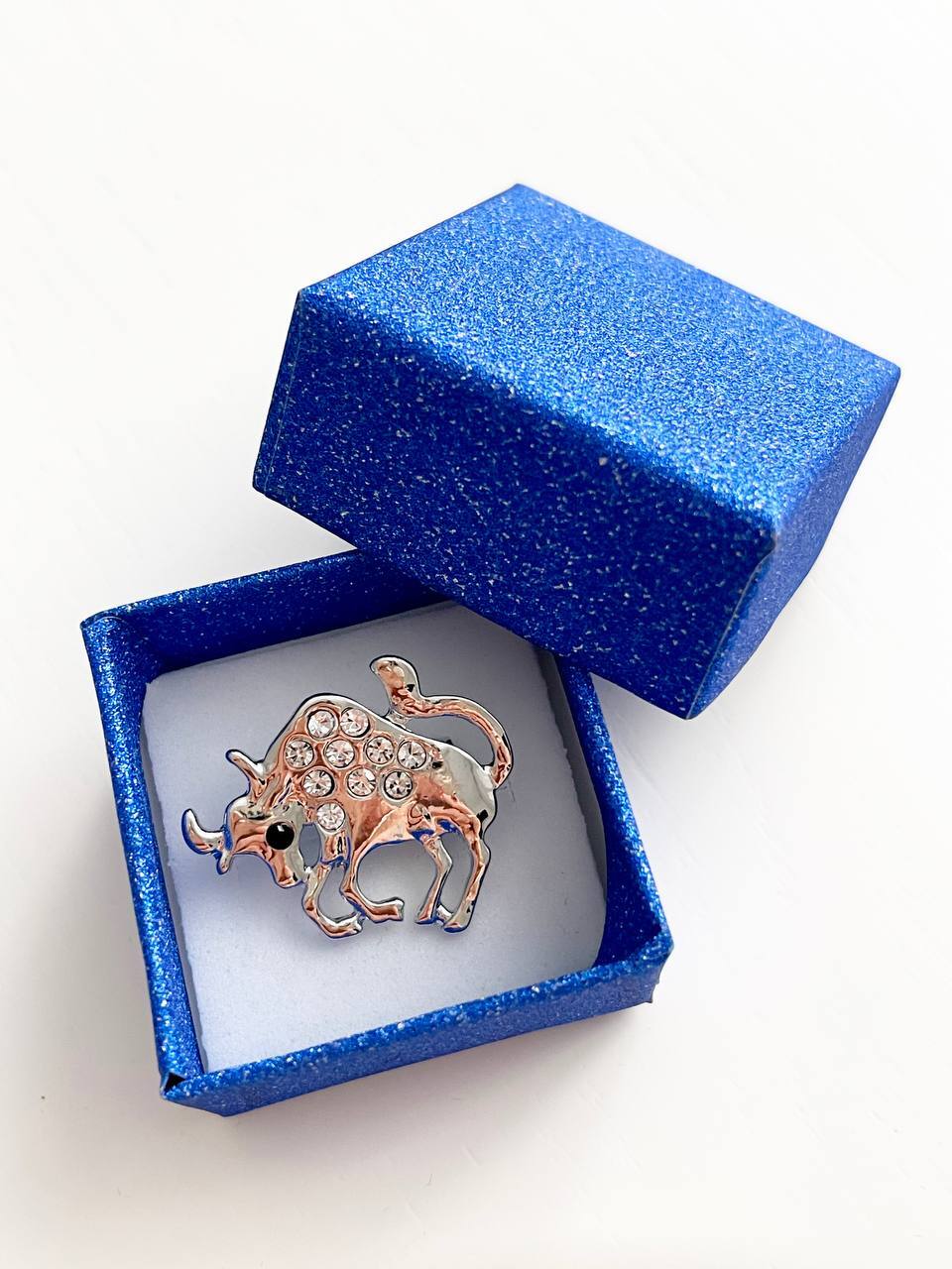 Телец брошь. Брошка знак зодиака телец. Брошь знаки зодиака "телец". Брошка из бисера бык. Otokodesign брошь бык 55853.