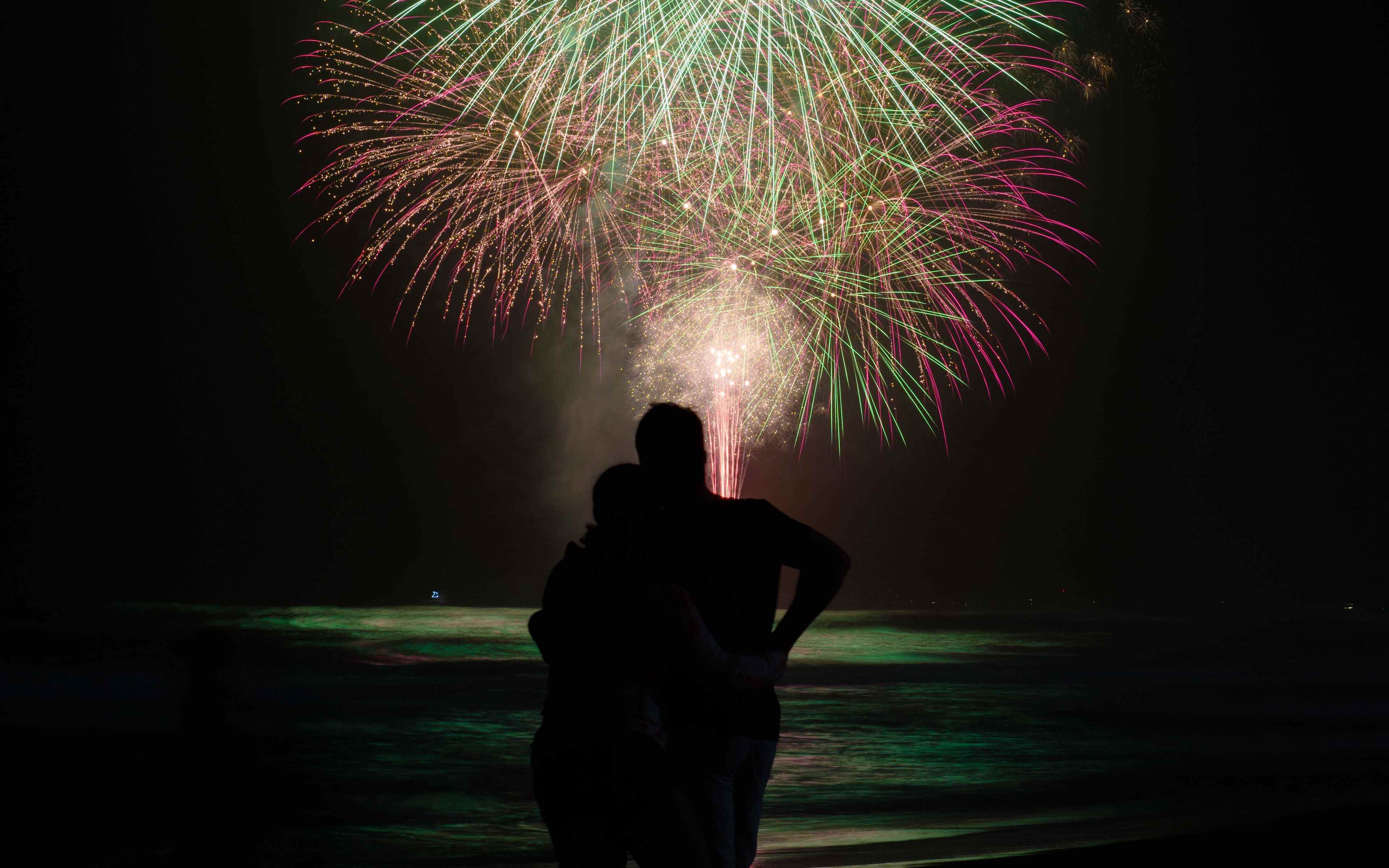 Любовь под фейерверками. Девушка и салют. Салют влюбленные. Фейерверк любви. Пара на фоне салюта.